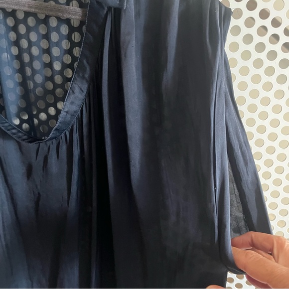 Vince Collared Cowl Sleeve Scoop Neck Top with Shoulder Tabs Size 6 Navy Blue - Picture 2 of 10